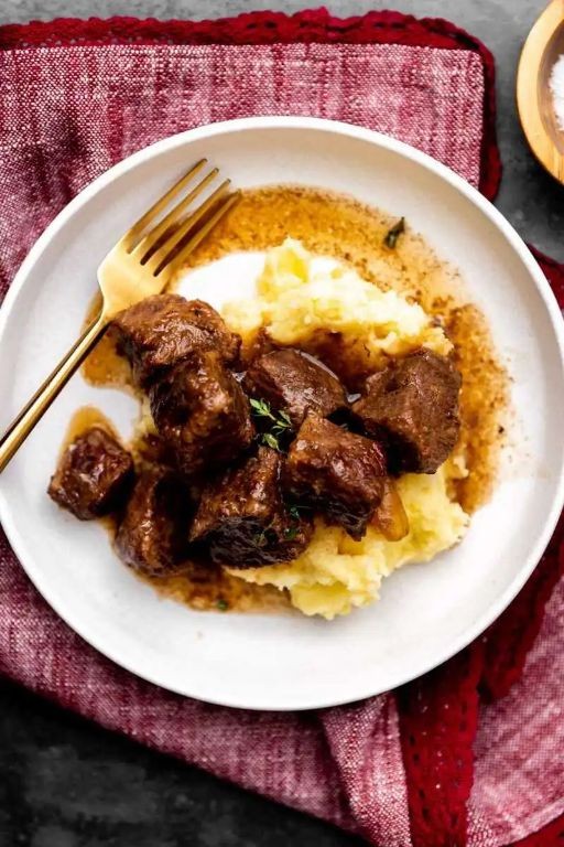 Slow Cooker Beef Tips with Red Wine and Herbs