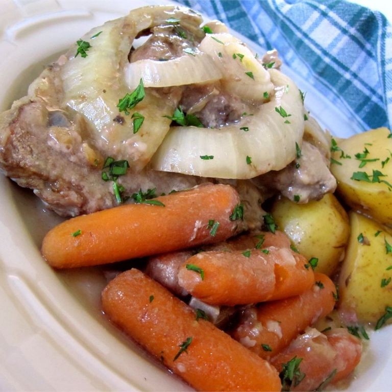 Slow-Cooked Tenderized Round Steak with Vegetables