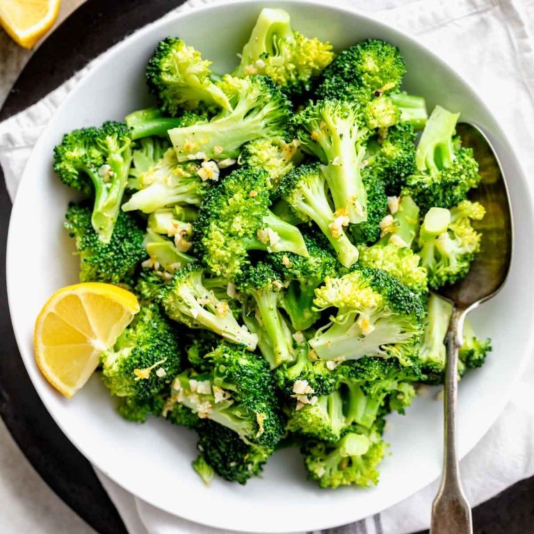 Steamed Broccoli with Garlic and Lemon