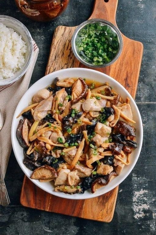 Steamed Chicken with Mushrooms and Bamboo Shoots