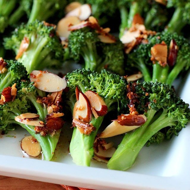 Steamed broccoli with almonds