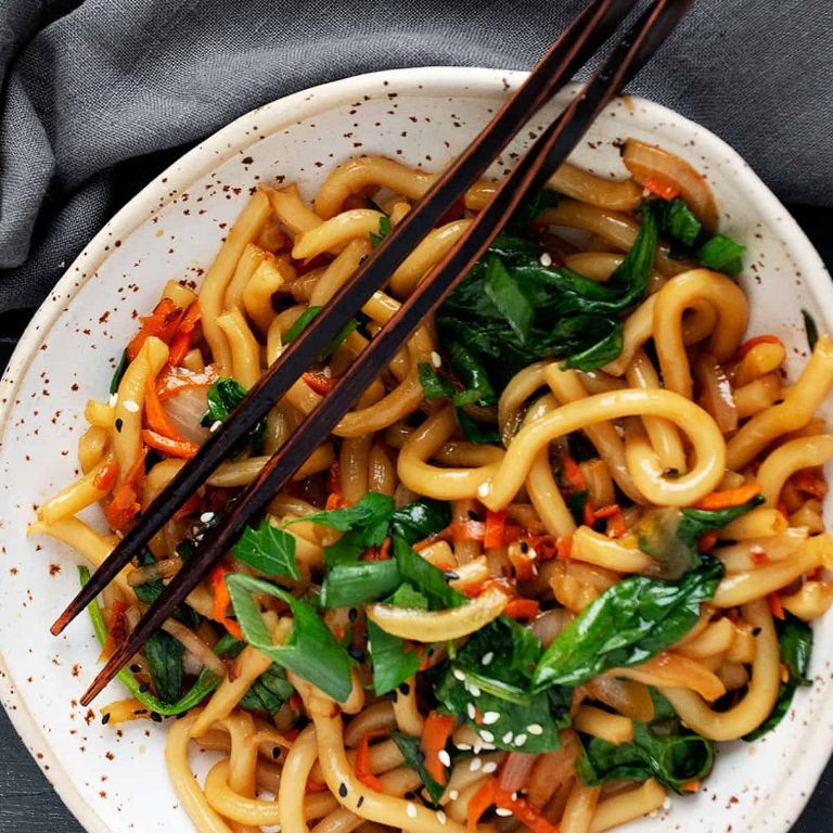 Stir-Fried Udon Noodles with Vegetables