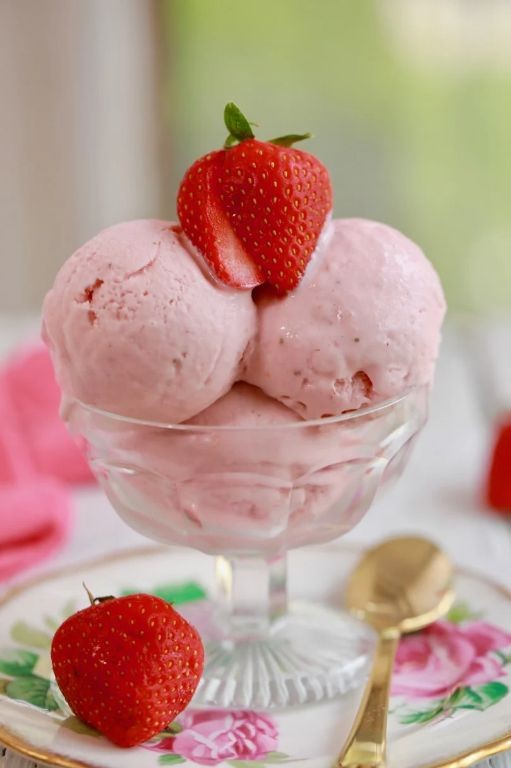 Strawberry condensed milk ice cream