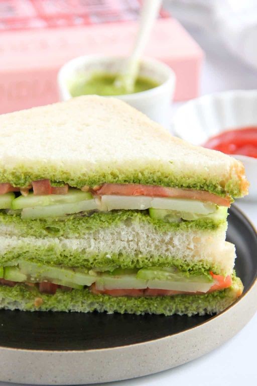 Vegetable sandwich with chutney