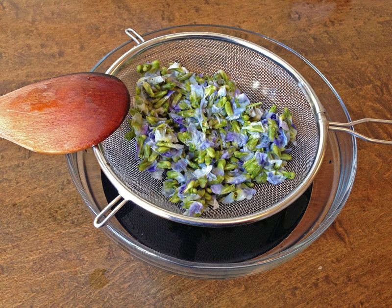 Violet jelly with chamomile and vanilla
