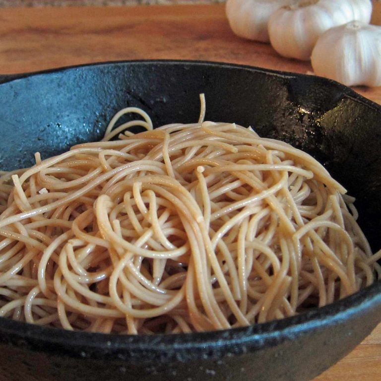 Whole grain pasta with olive oil and garlic