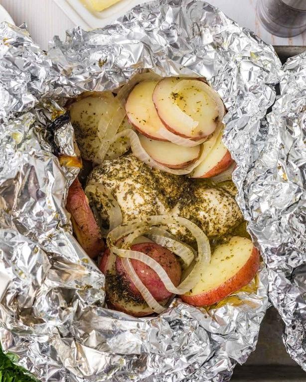Baked Chicken and Potato Foil Packets with Vegetables