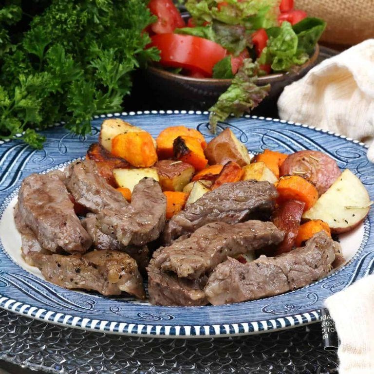 Baked Round Steak with Potatoes and Carrots