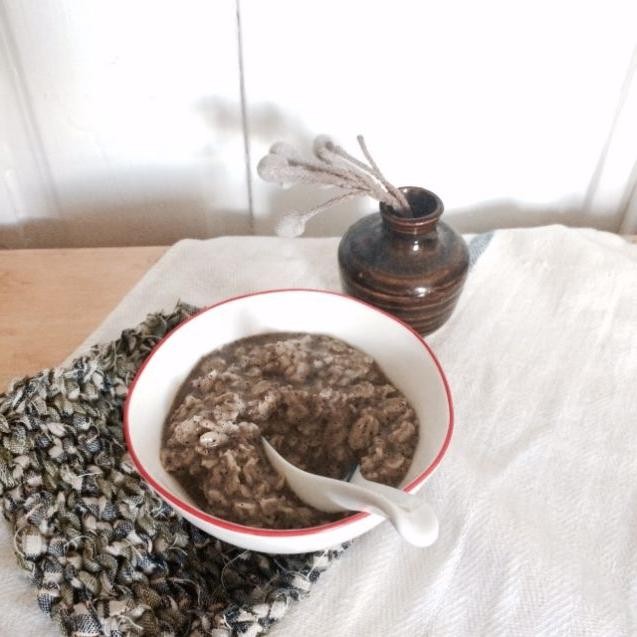 Black Sesame Oatmeal with Maple Syrup