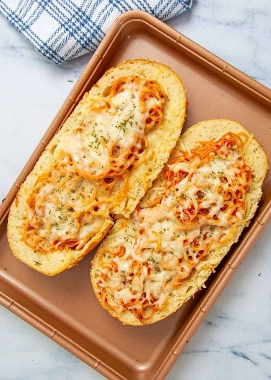 Cheesy Garlic Bread Spaghetti Bake