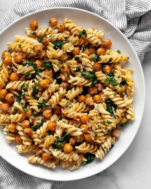Chickpea and Spinach Protein Pasta in Garlic Sauce