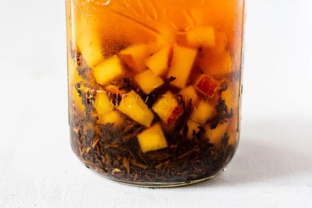 Cold Brew Rust Tea with Peach Slices