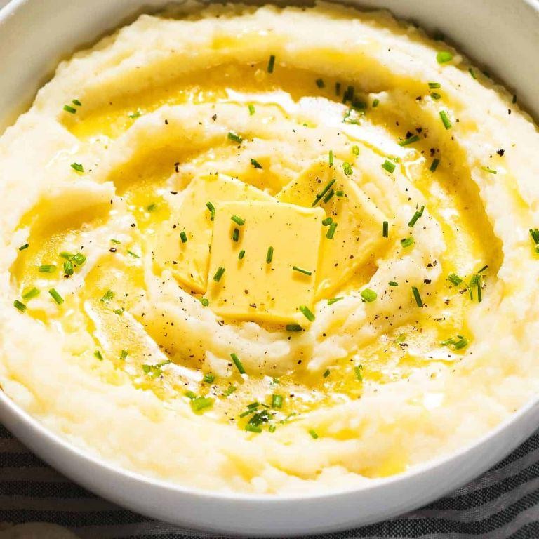 Creamy mashed potatoes with garlic and butter
