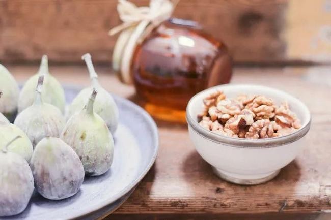 Fig and Walnut Crumble with Honey Drizzle