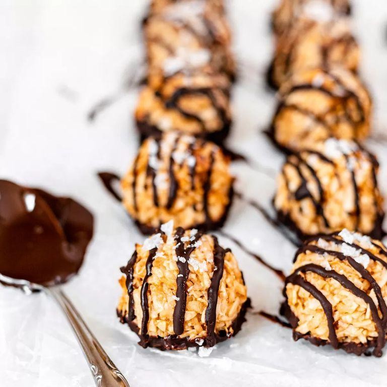 Fresh Coconut Macaroons with Dark Chocolate Drizzle