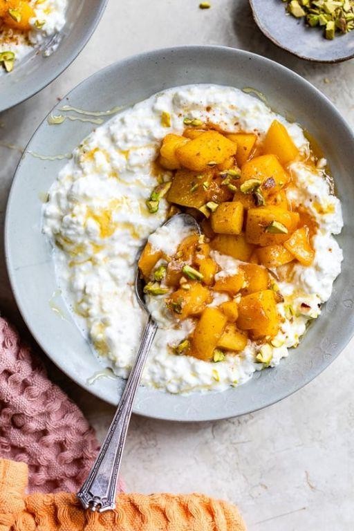 Low-Fat Cottage Cheese with Peach Slices
