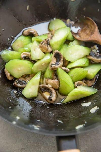 Luffa and Mushroom Stir-Fry