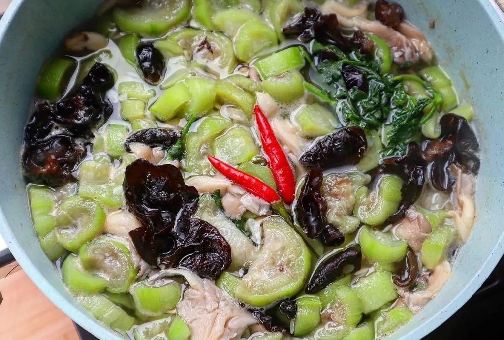 Luffa and Wood Ear Mushroom Soup