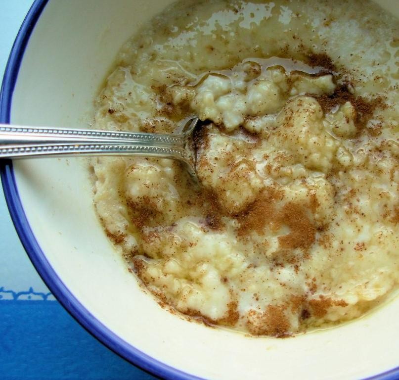 Lukewarm oatmeal with honey and cinnamon