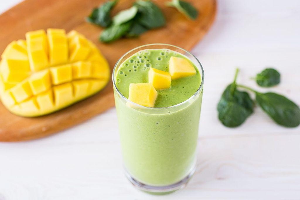 Mango Spinach Detox Smoothie