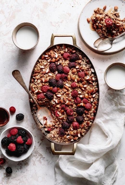 Oatmeal with Fresh Berries and Almonds