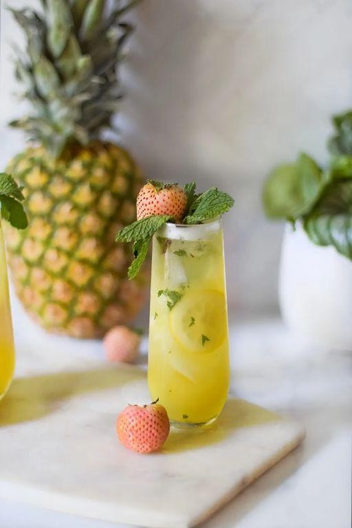 Pineberry Lemonade with Fresh Mint