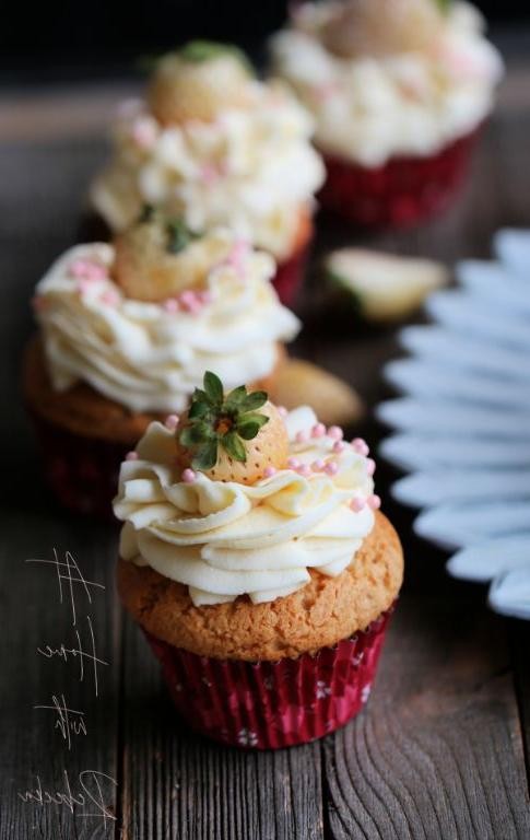 Pineberry Muffins with Streusel Topping