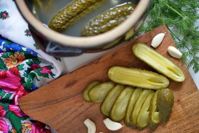 Polish Dill Pickles with Horseradish