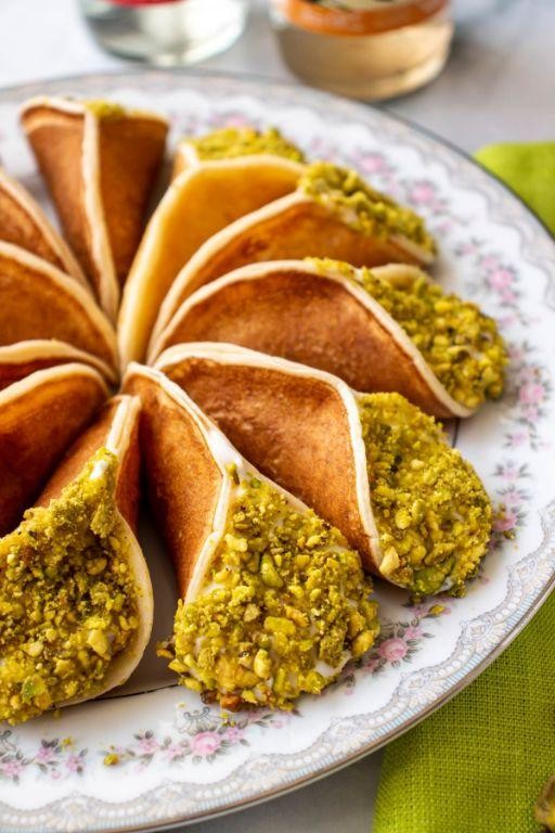 Qatayef Asafiri with Cream and Pistachio Filling
