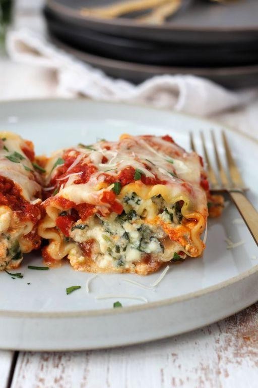 Roasted Red Pepper and Spinach Lasagna Rolls
