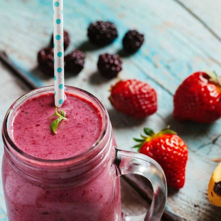 Rust Tea Smoothie with Berries and Yogurt