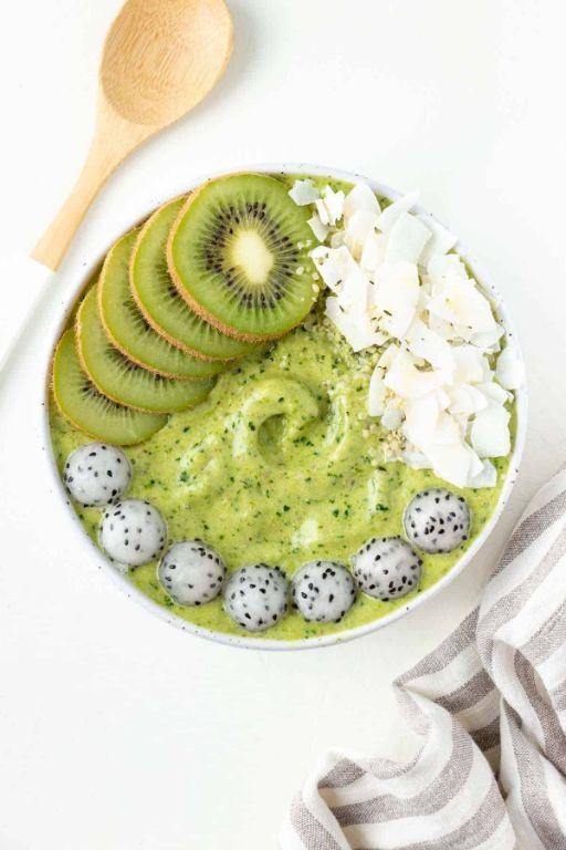 Smoothie Bowl with Kale, Pineapple, and Flaxseeds