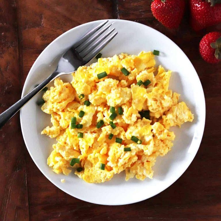 Soft scrambled eggs with cream cheese